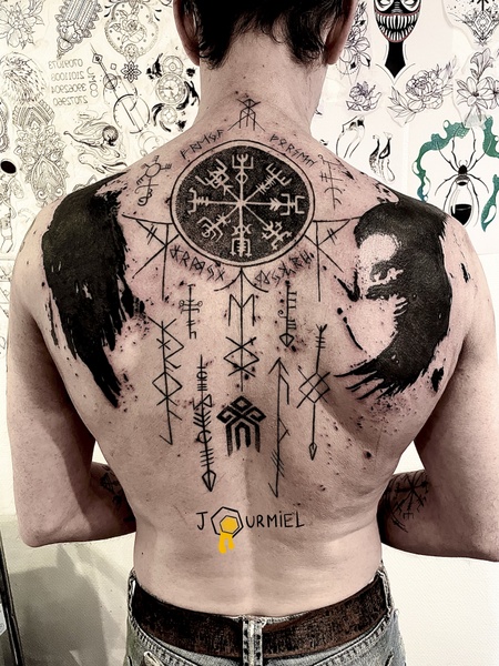 tatouage dos homme runes corbeaux viking